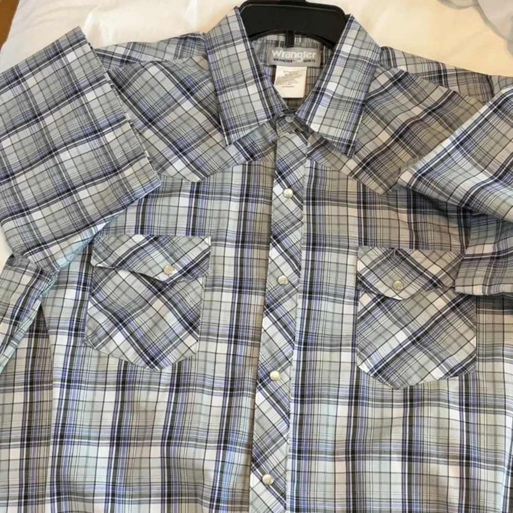 Wrangler, size extra-large, pearl snap,short sleeve shirt olive green, black.